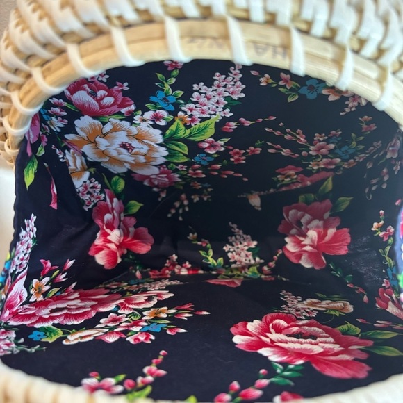 CANTINE Style Crossbody Bag Purse with a Floral Lining and Adjustable Thin Strap - Picture 9 of 10